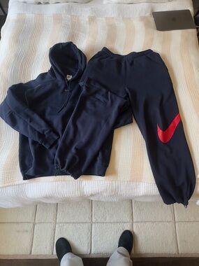 Nike Sweatsuit FootLocker Exclusive - Navy Hoodie & Joggers Set with Red Swoosh